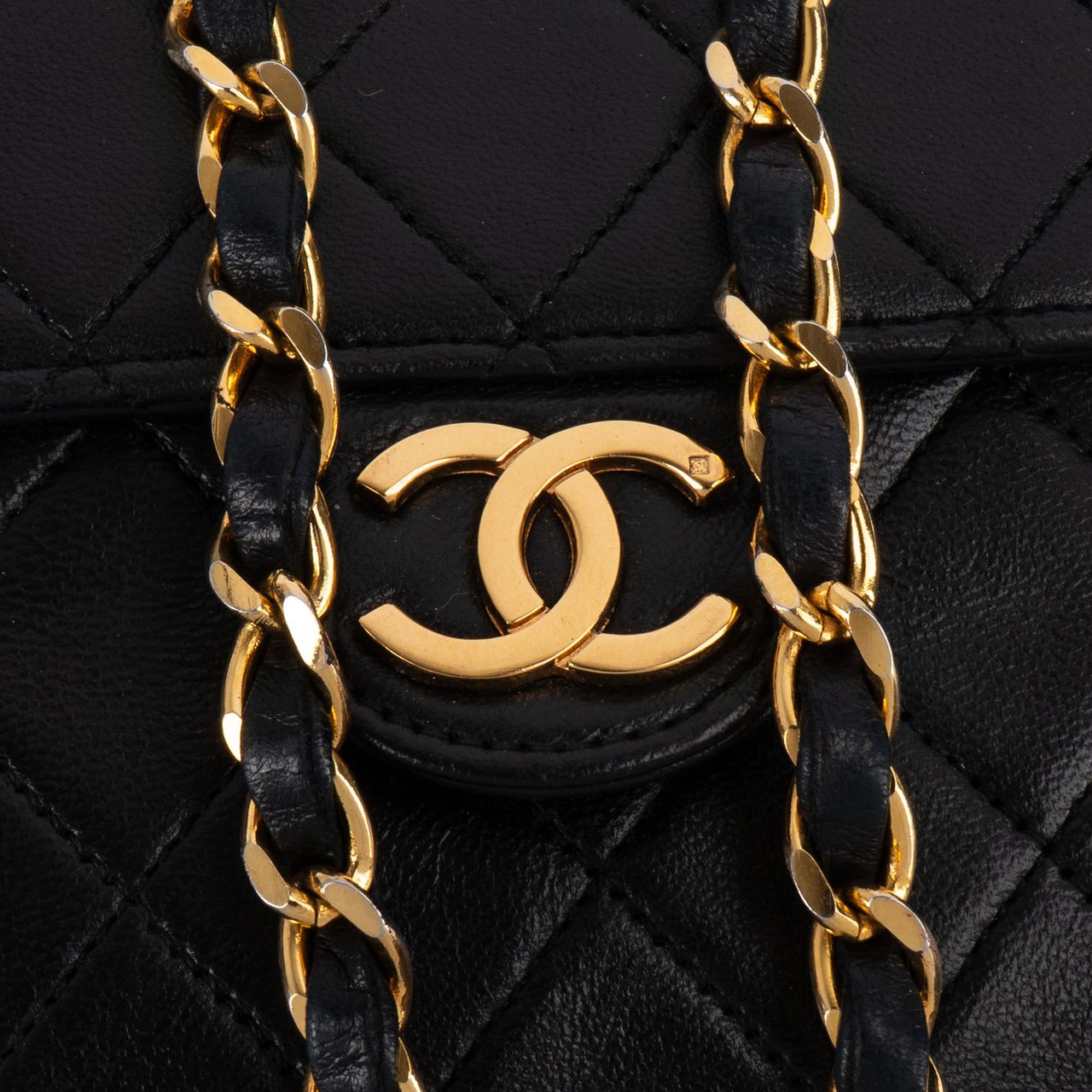 Chanel Chanel Quilted Lambskin 24K Gold Single Flap Crossbody Bag Zwart