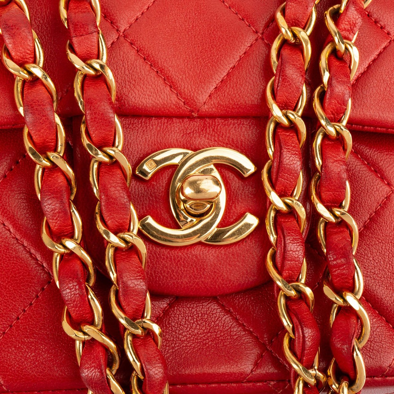 Chanel Chanel Quilted Lambskin 24K Gold Medium Double Flap Crossbody Bag Rood