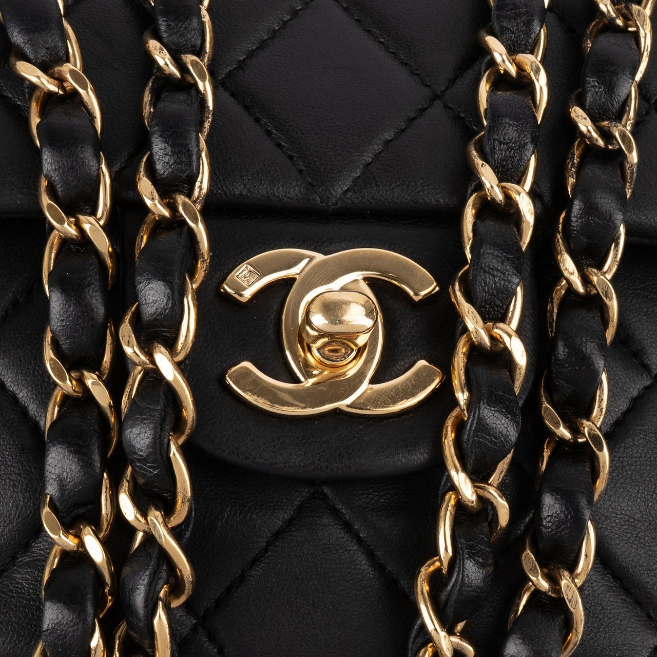 Chanel Chanel Quilted Lambskin 24K Gold Medium Double Flap Crossbody Bag Zwart