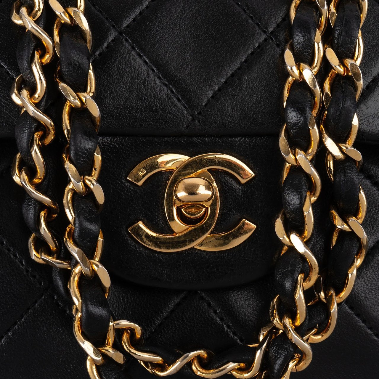 Chanel Chanel Quilted 24K Gold Lambskin Medium Double Flap Shoulder Bag Zwart