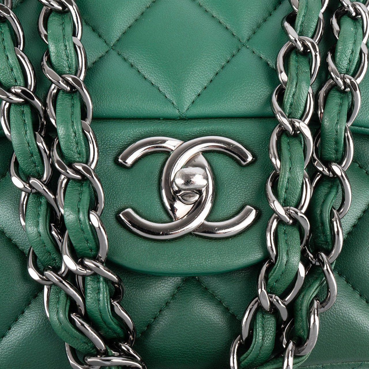 Chanel Chanel Quilted Lambskin Maxi Double Flap Crossbody Bag Groen
