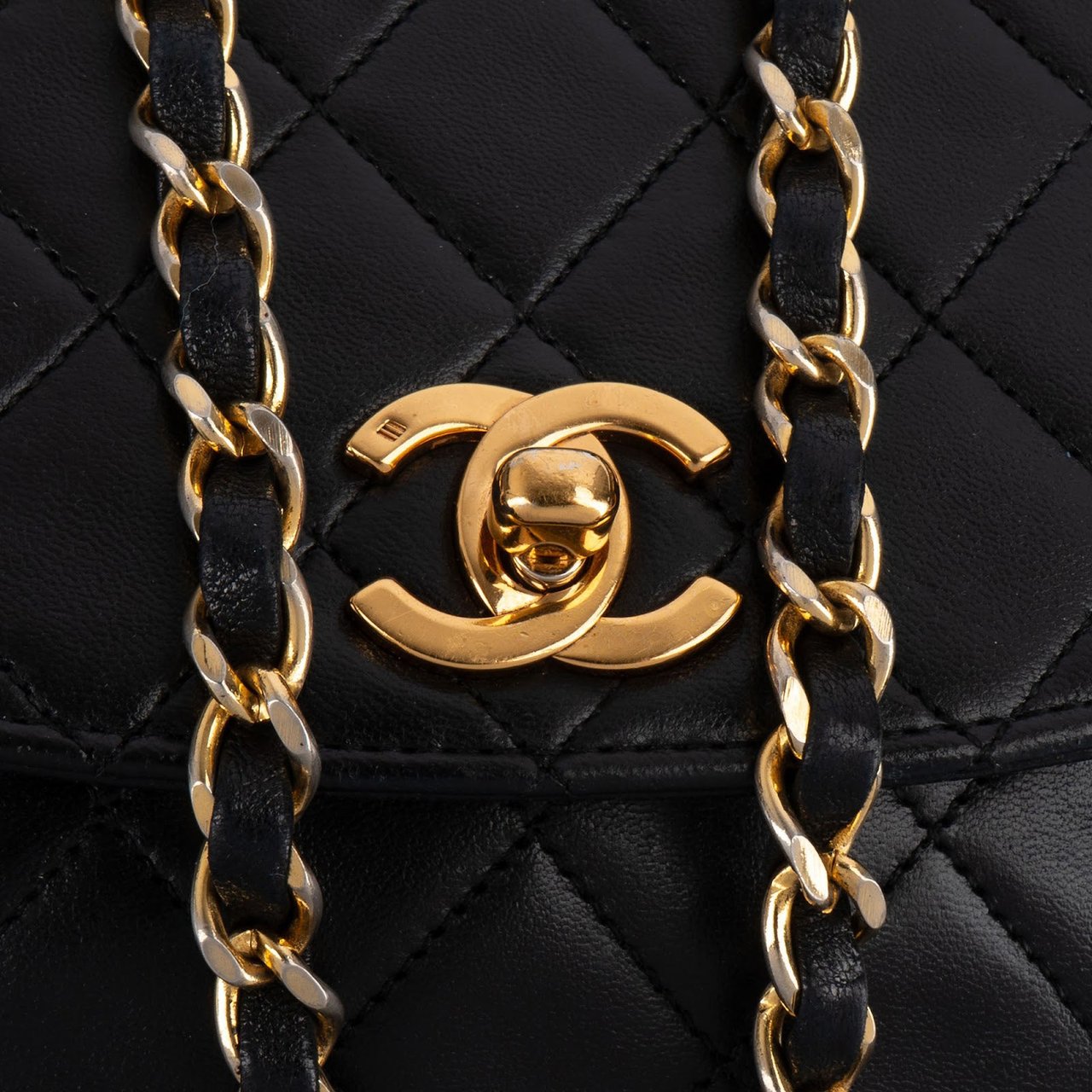 Chanel Chanel Quilted Lambskin 24K Gold Single Flap Shoulder Bag Zwart