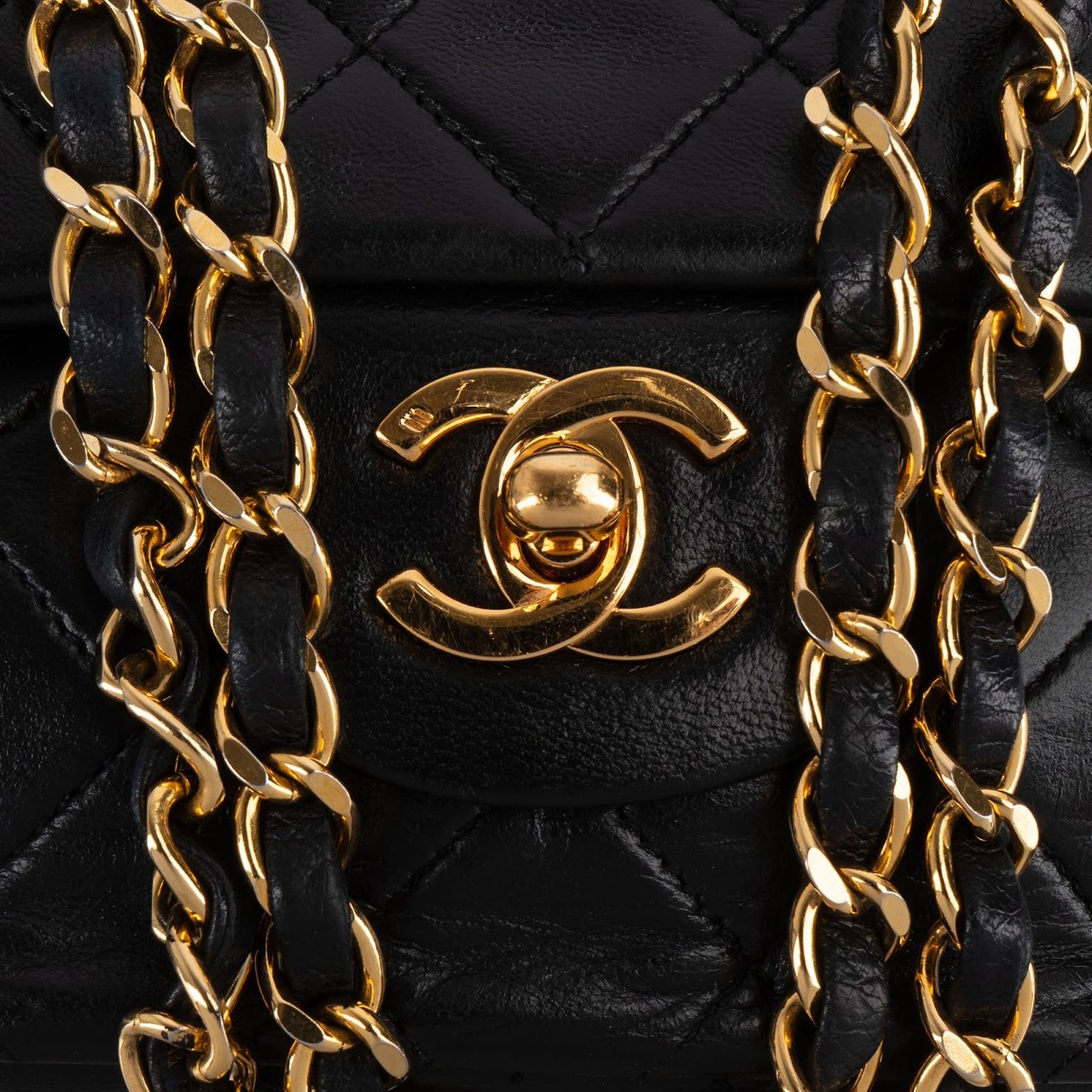Chanel Chanel Quilted Lambskin 24K Gold Medium Double Flap Crossbody Bag Zwart