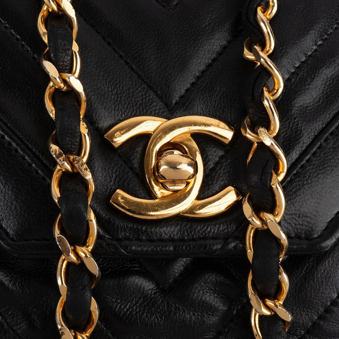 Chanel Chanel Chevron Lambskin 24K Gold Single Flap Shoulder Bag Zwart