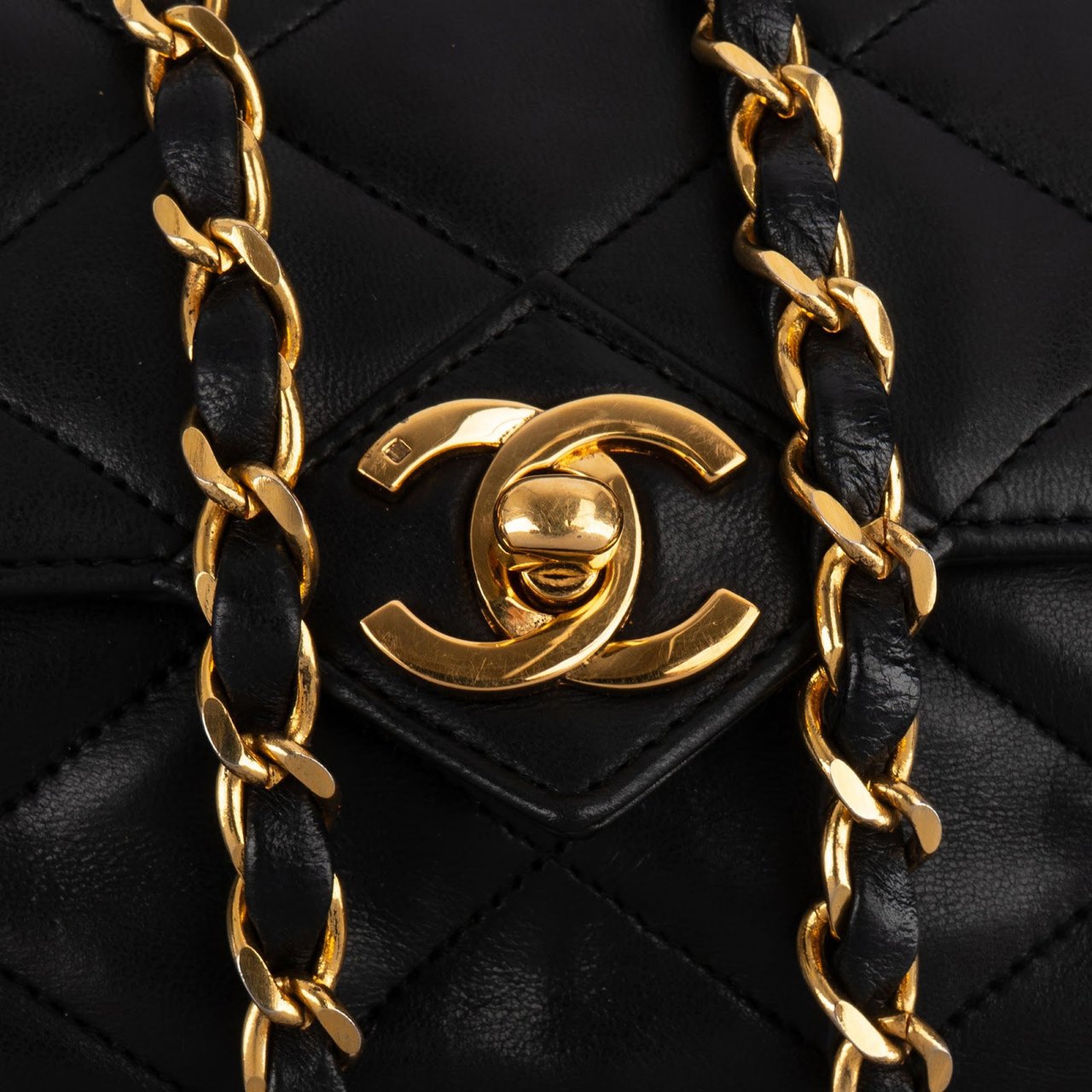 Chanel Chanel Quilted Lambskin 24K Gold Single Flap Crossbody Bag Zwart