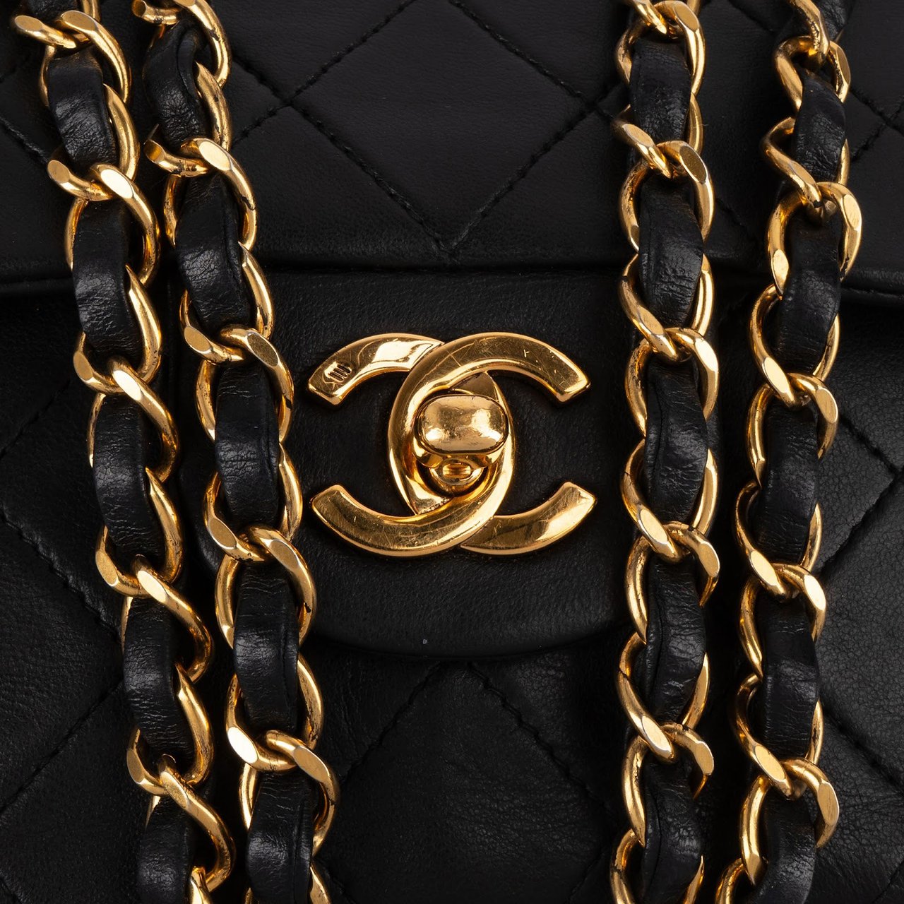 Chanel Chanel Quilted Lambskin 24K Gold Medium Double Flap Crossbody Bag Zwart