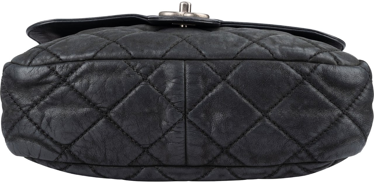 Chanel Chanel Quilted Leather Single Flap Crossbody Bag Zwart