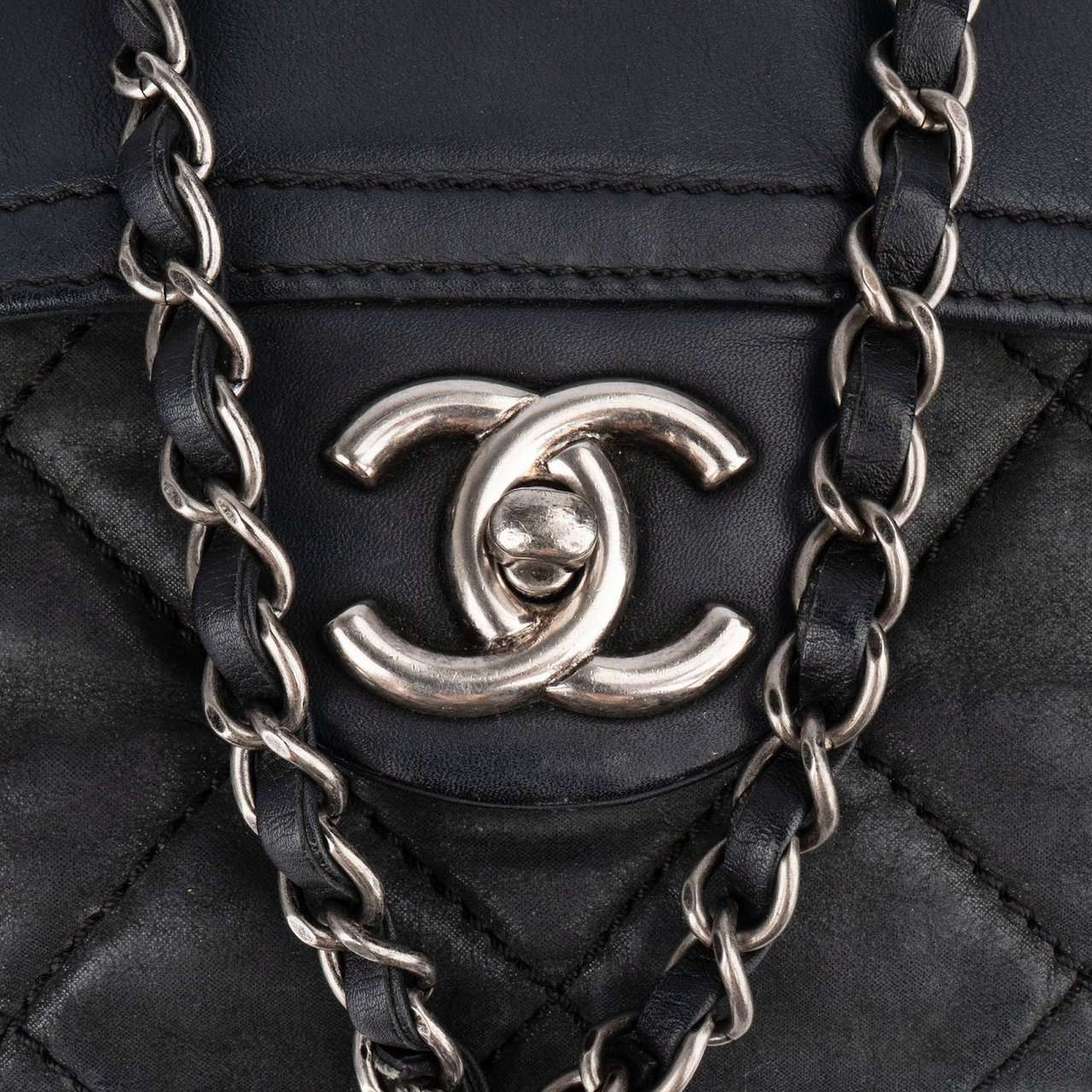 Chanel Chanel Quilted Leather Single Flap Crossbody Bag Zwart