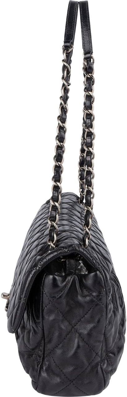 Chanel Quilted Lambskin Single Flap Crossbody Bag Zwart