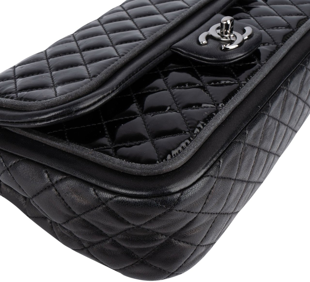 Chanel Chanel Quilted Patent Leather Single Flap Crossbody Bag Zwart