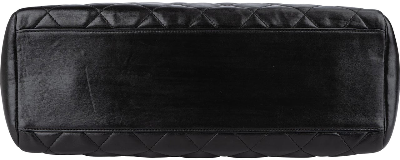 Chanel Chanel Quilted Lambskin Handbag Zwart