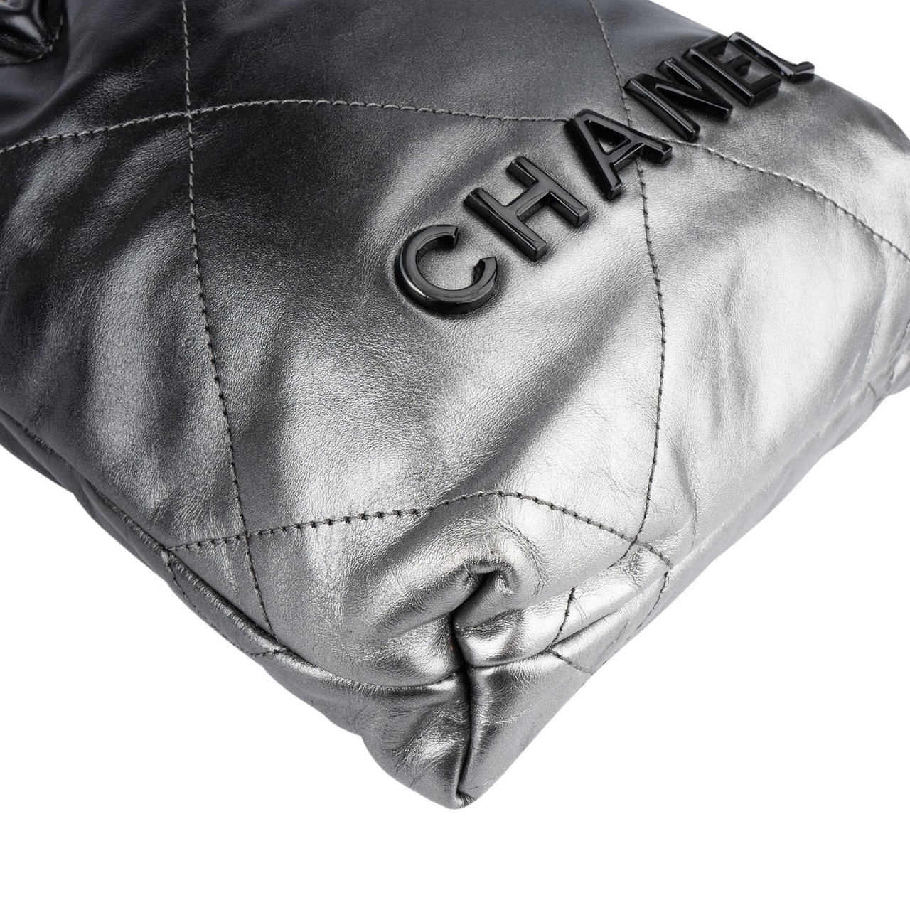 Chanel 22 Quilted Lambskin Ombre Drawstring Crossbody Bag Zwart