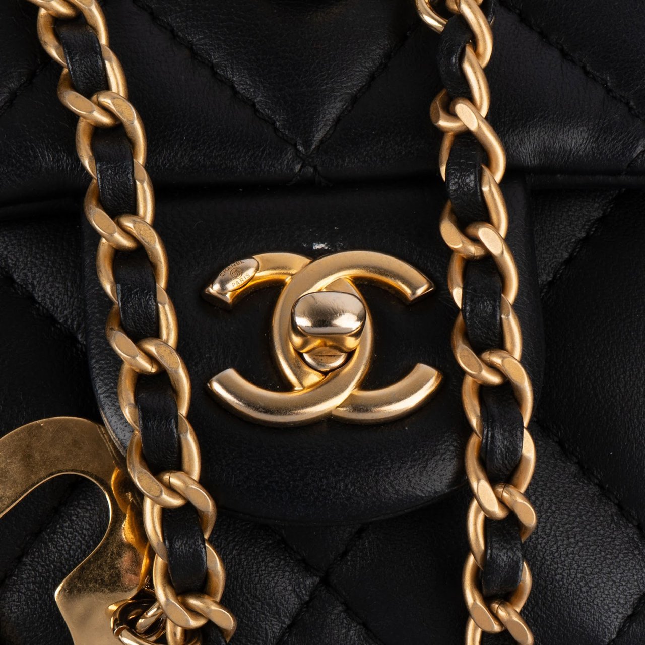 Chanel Chanel Quilted Lambskin Heart Charms Mini Rectangular Single Flap Crossbody Bag Zwart