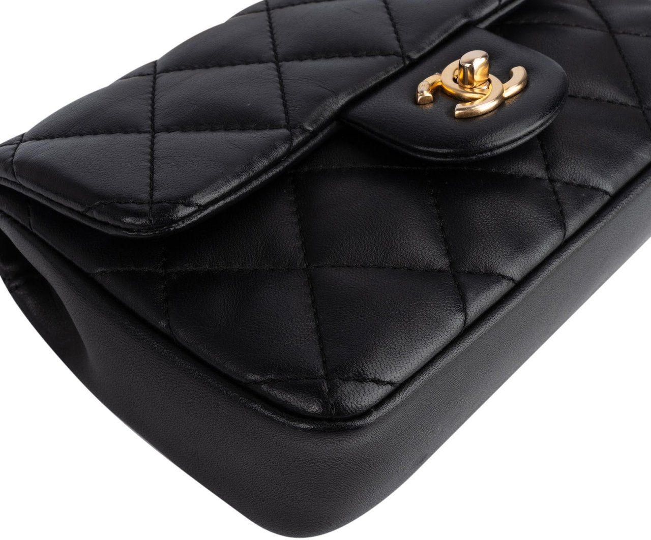 Chanel Quilted Lambskin Heart Charms Mini Rectangular Single Flap Crossbody Bag Zwart