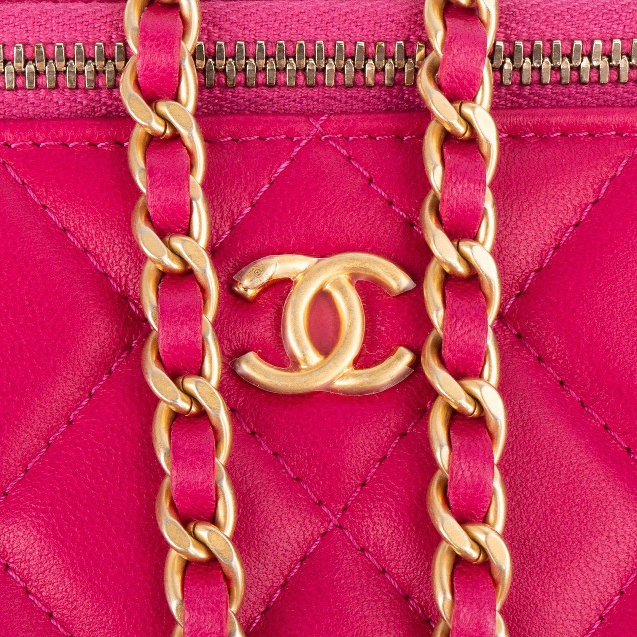 Chanel Chanel Quilted Lambskin CC Vanity Adjustable Crossbody Bag Rood