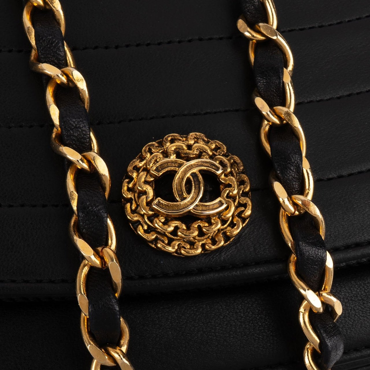 Chanel Chanel Chevron Lambskin Half Moon Single Flap Crossbody Bag Zwart