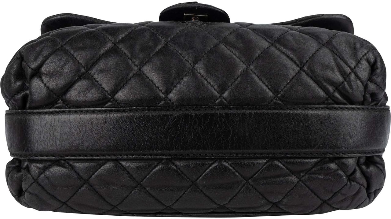 Chanel Chanel Quilted Lambskin Single Flap Crossbody Bag Zwart