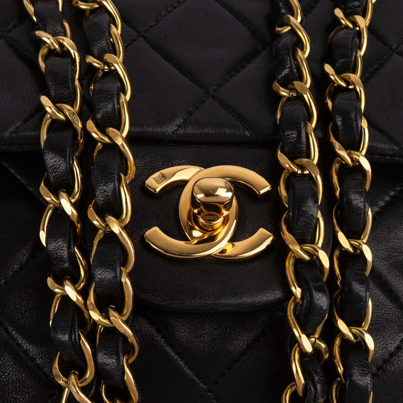 Chanel Chanel Quilted Lambskin 24K Gold Small Double Flap Crossbody Bag Zwart