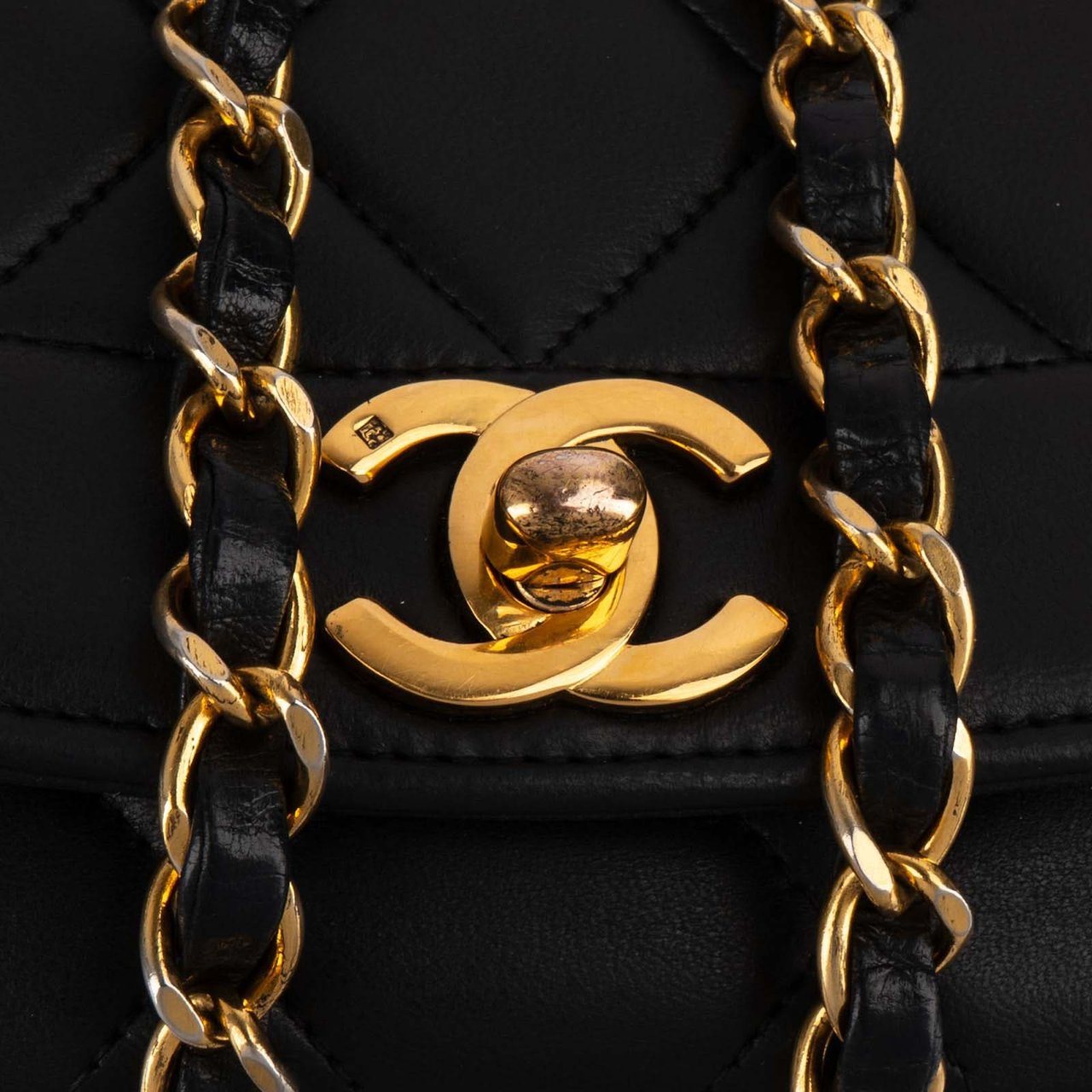 Chanel Chanel Quilted Lambskin 24K Gold Diana Single Flap Crossbody Bag Zwart