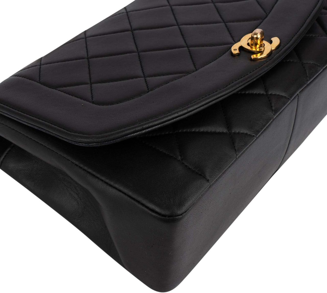 Chanel Chanel Quilted Lambskin 24K Gold Diana Single Flap Crossbody Bag Zwart