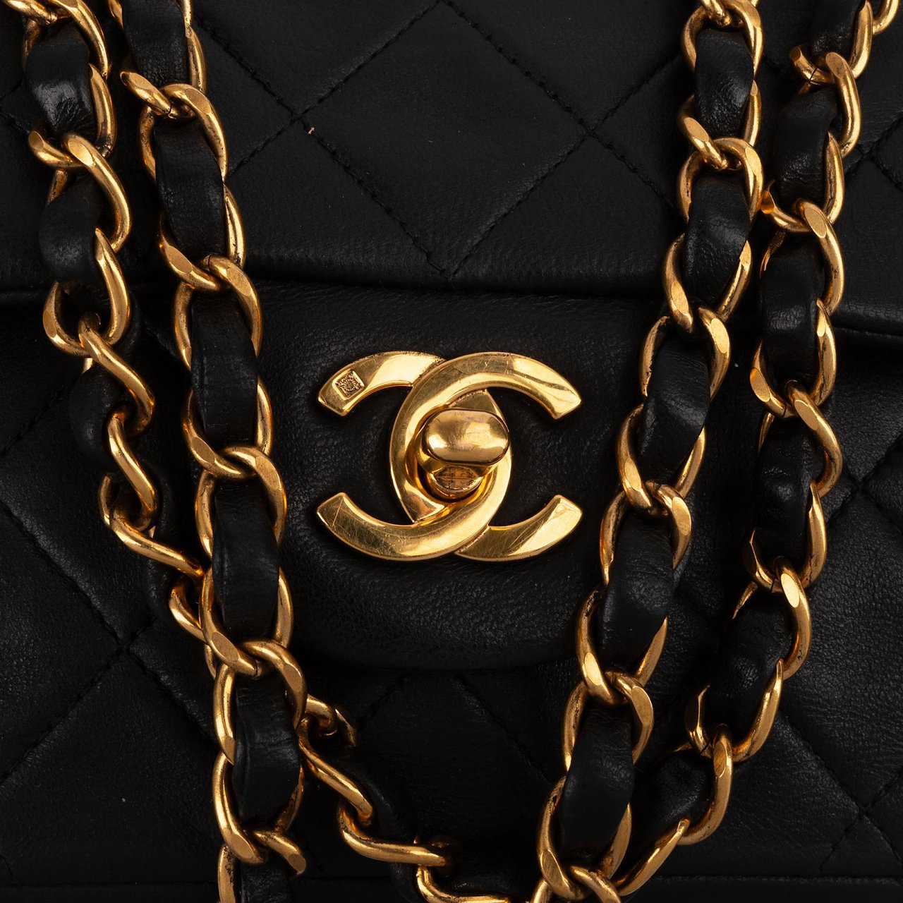 Chanel Chanel Quilted Lambskin 24K Gold Medium Double Flap Crossbody Bag Zwart