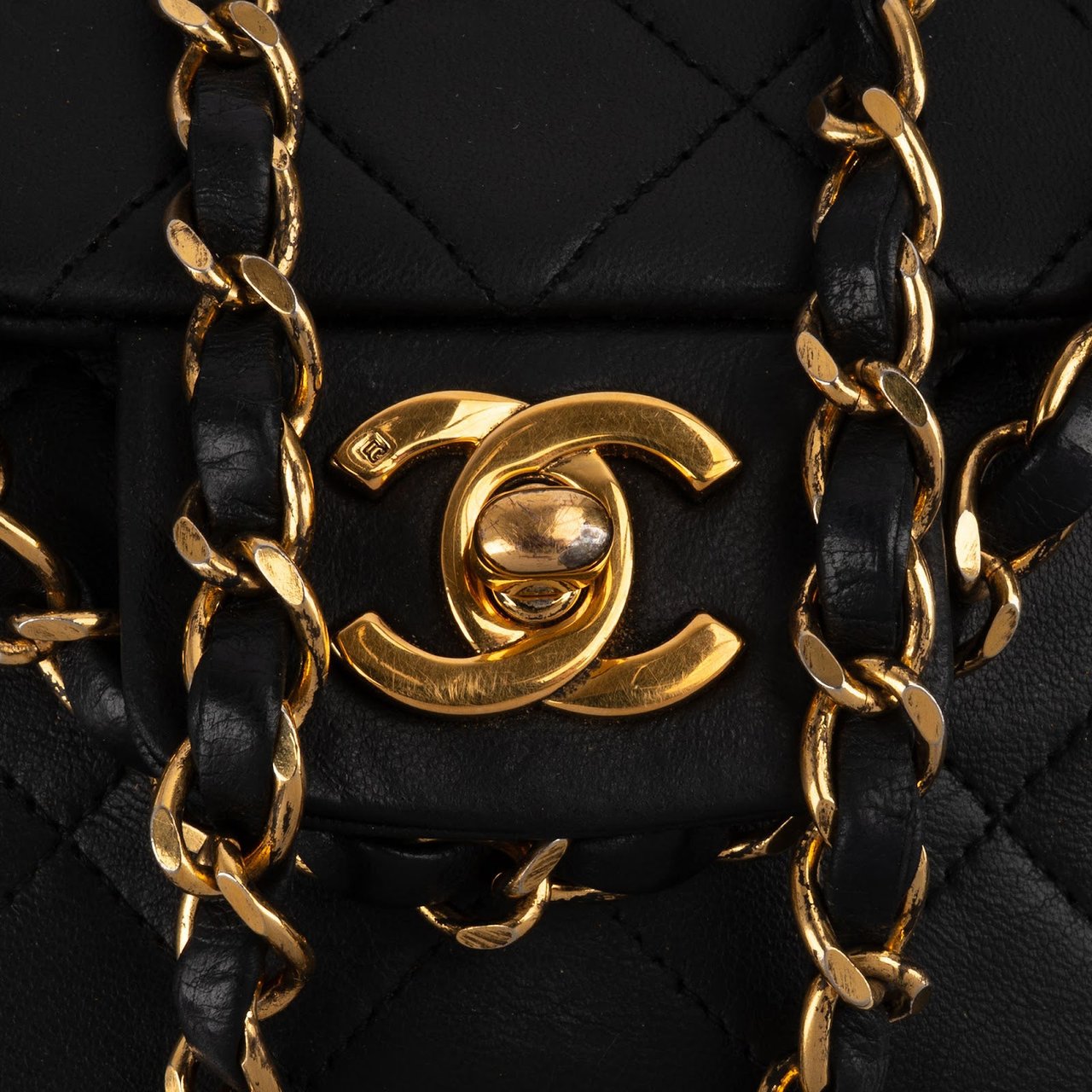 Chanel Chanel Quilted Lambskin 24K Gold Single Flap Shoulder Bag Zwart
