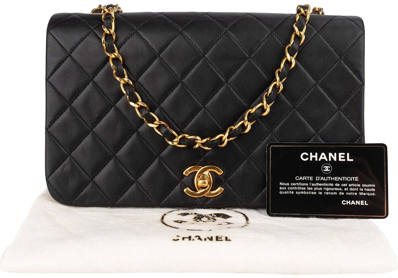 Chanel Chanel Quilted Lambskin 24K Gold Turnlock Single Flap Crossbody Bag Zwart