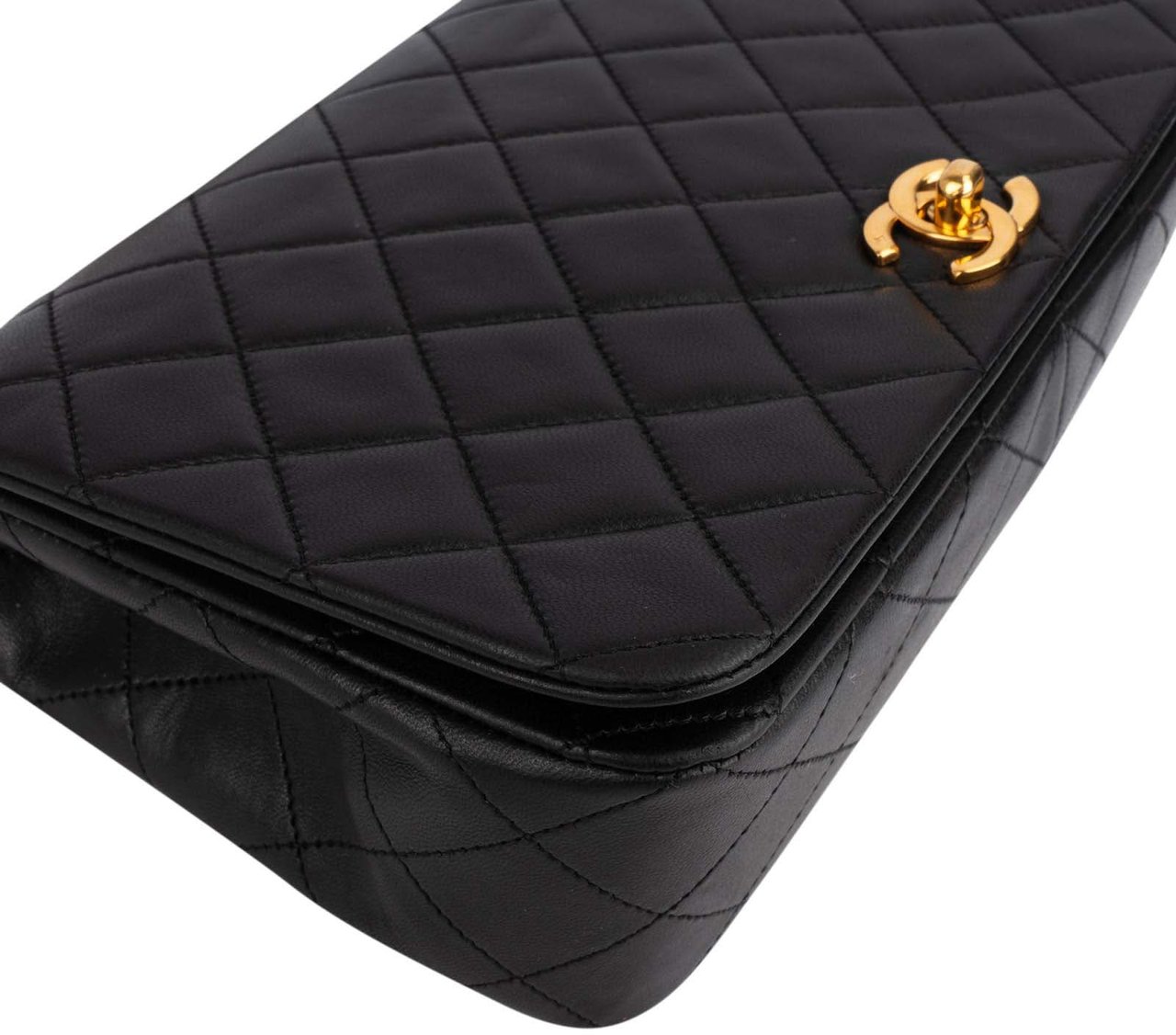 Chanel Chanel Quilted Lambskin 24K Gold Turnlock Single Flap Crossbody Bag Zwart