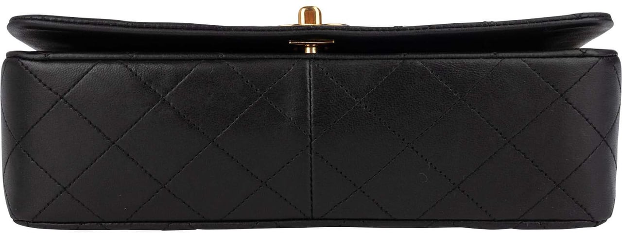 Chanel Chanel Quilted Lambskin 24K Gold Turnlock Single Flap Crossbody Bag Zwart