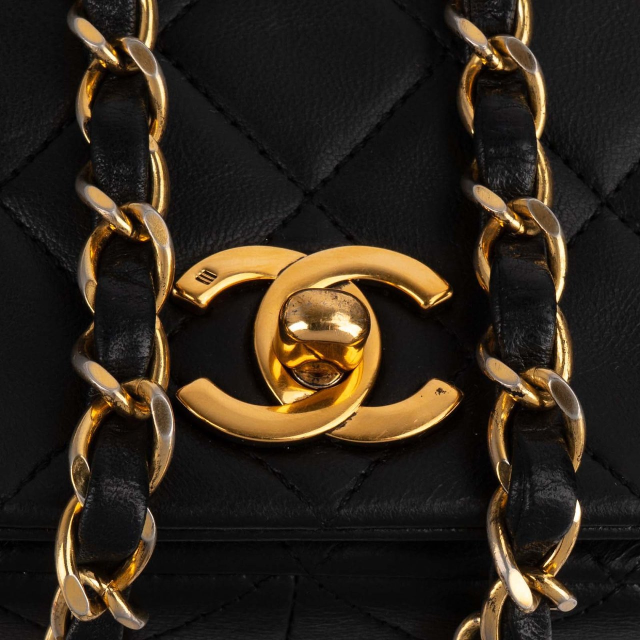 Chanel Chanel Quilted Lambskin 24K Gold Turnlock Single Flap Crossbody Bag Zwart