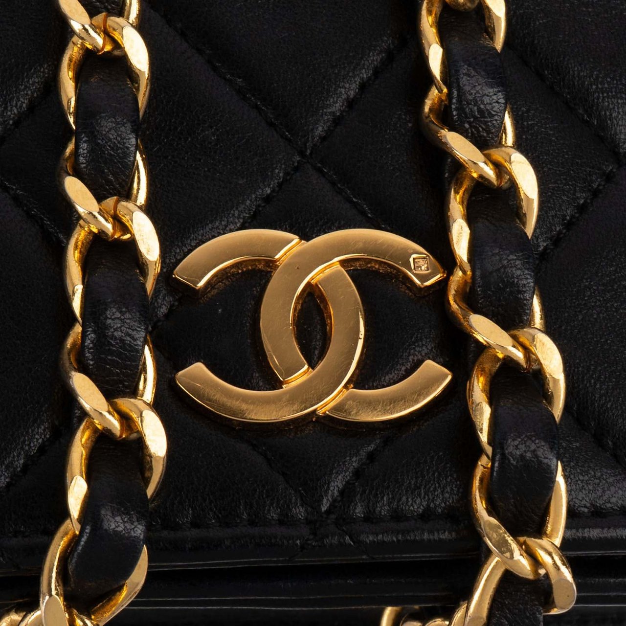 Chanel Chanel Quilted Lambskin 24K Gold Single Flap Crossbody Bag Zwart