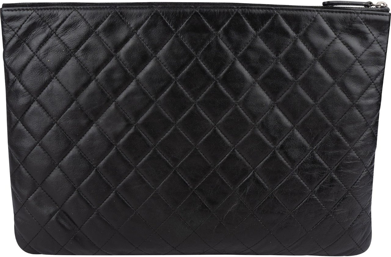 Chanel Chanel Quilted Lambskin CC Clutch Zwart