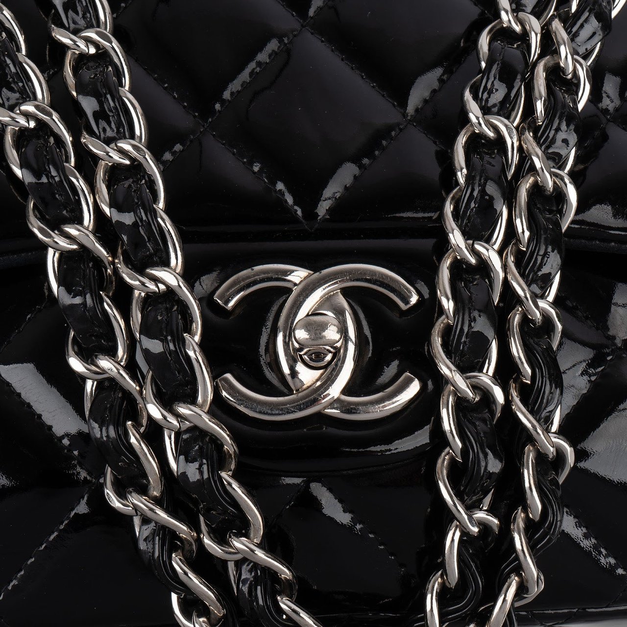 Chanel Chanel Quilted Patent Leather Maxi Double Flap Crossbody Bag Zwart