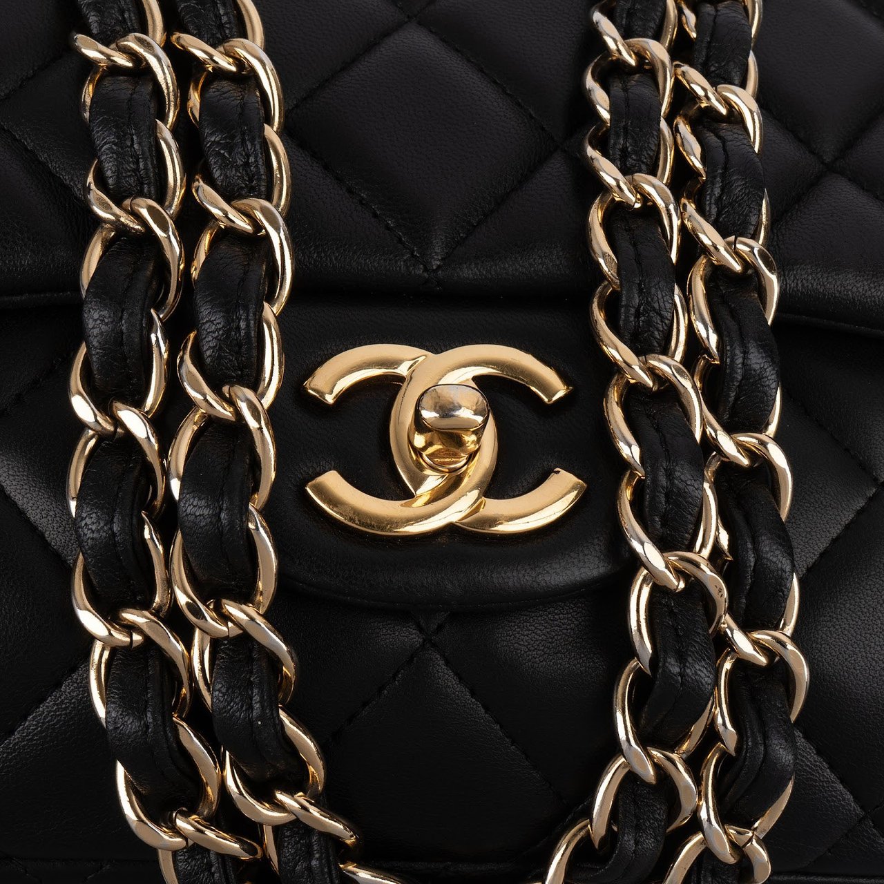 Chanel Quilted Lambskin Maxi Single Flap Crossbody Bag Zwart