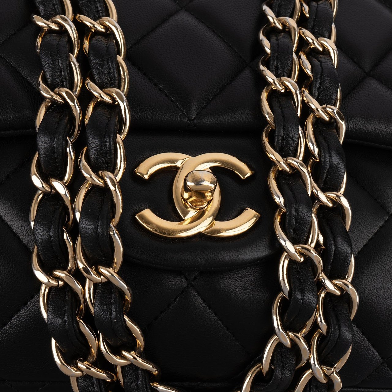 Chanel Chanel Quilted Lambskin Maxi Single Flap Crossbody Bag Zwart