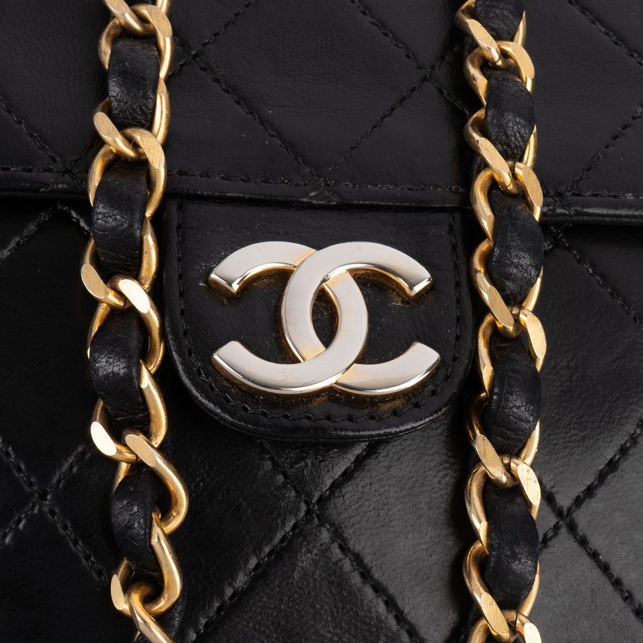 Chanel Chanel Quilted Lambskin CC Single Flap Shoulder Bag Zwart