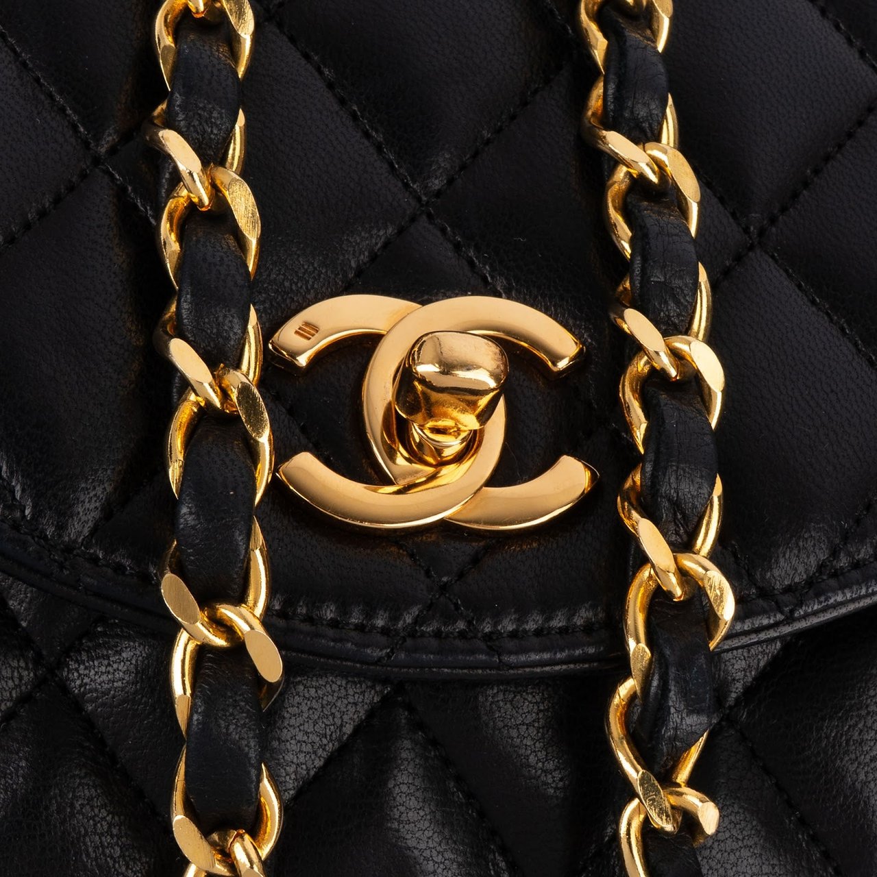 Chanel Chanel Quilted Lambskin 24K Gold Single Flap Crossbody Bag Zwart