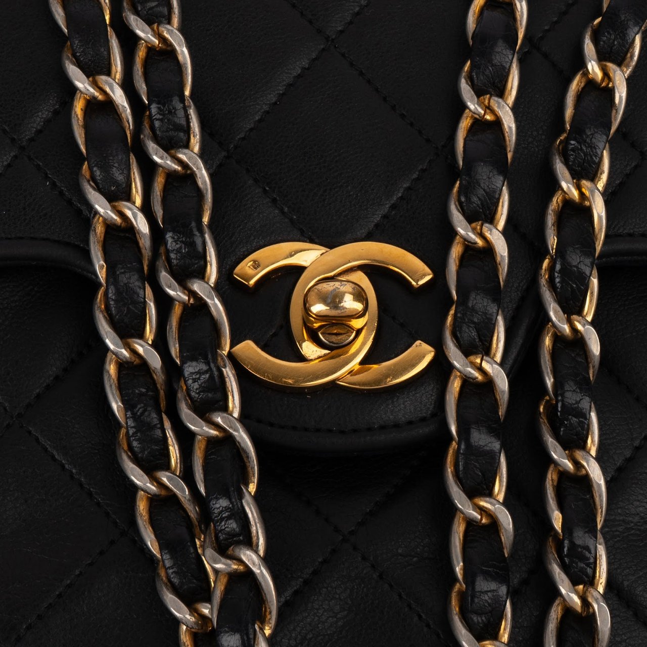Chanel Chanel Quilted Lambskin 24K Gold Double Flap Crossbody Bag Zwart