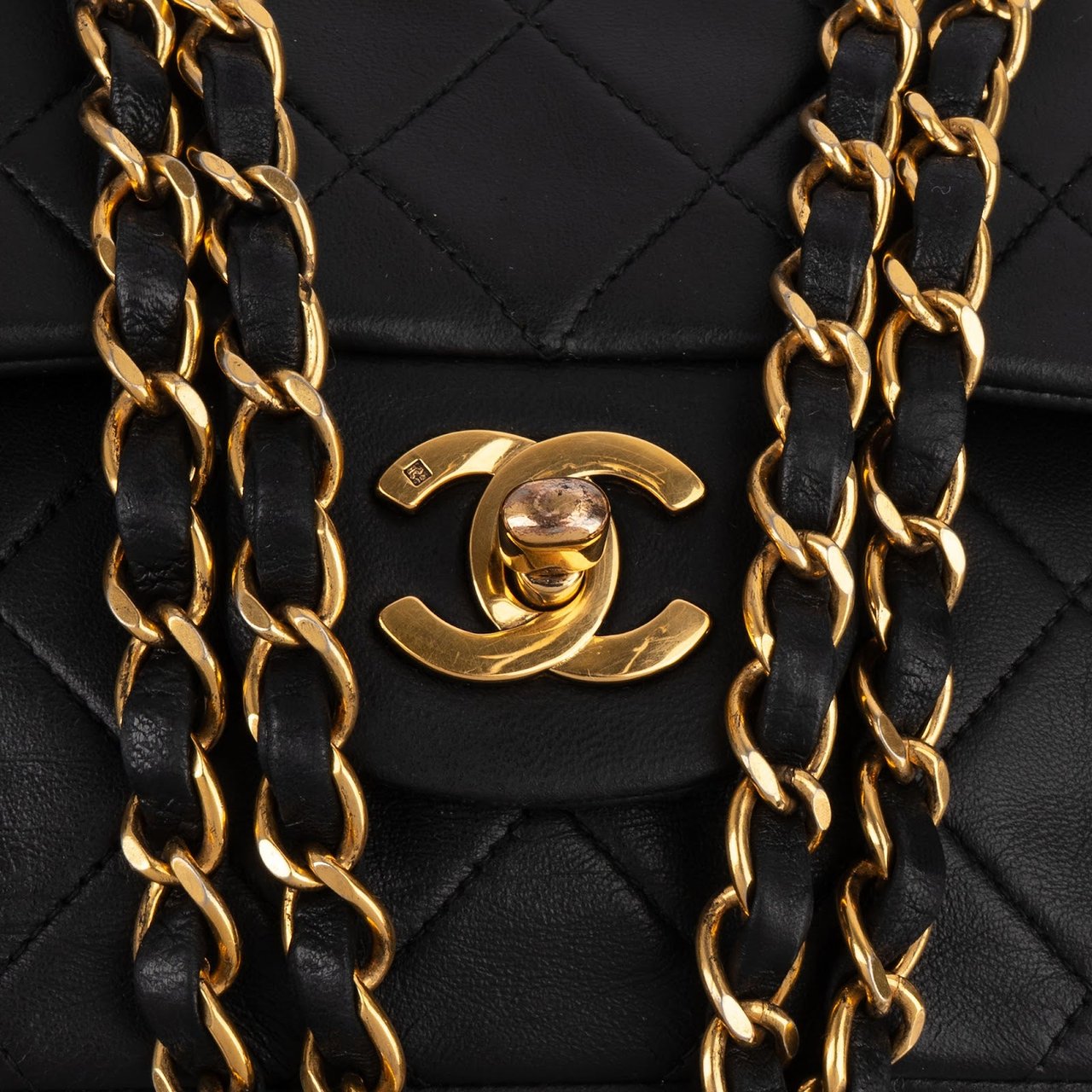 Chanel Chanel Quilted Lambskin 24K Gold Medium Double Flap Crossbody Bag Zwart
