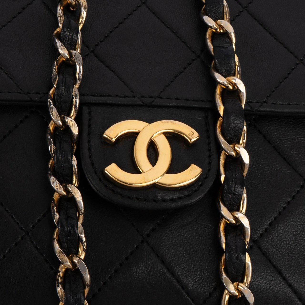 Chanel Chanel Quilted Lambskin 24K Gold Single Flap Crossbody Bag Zwart