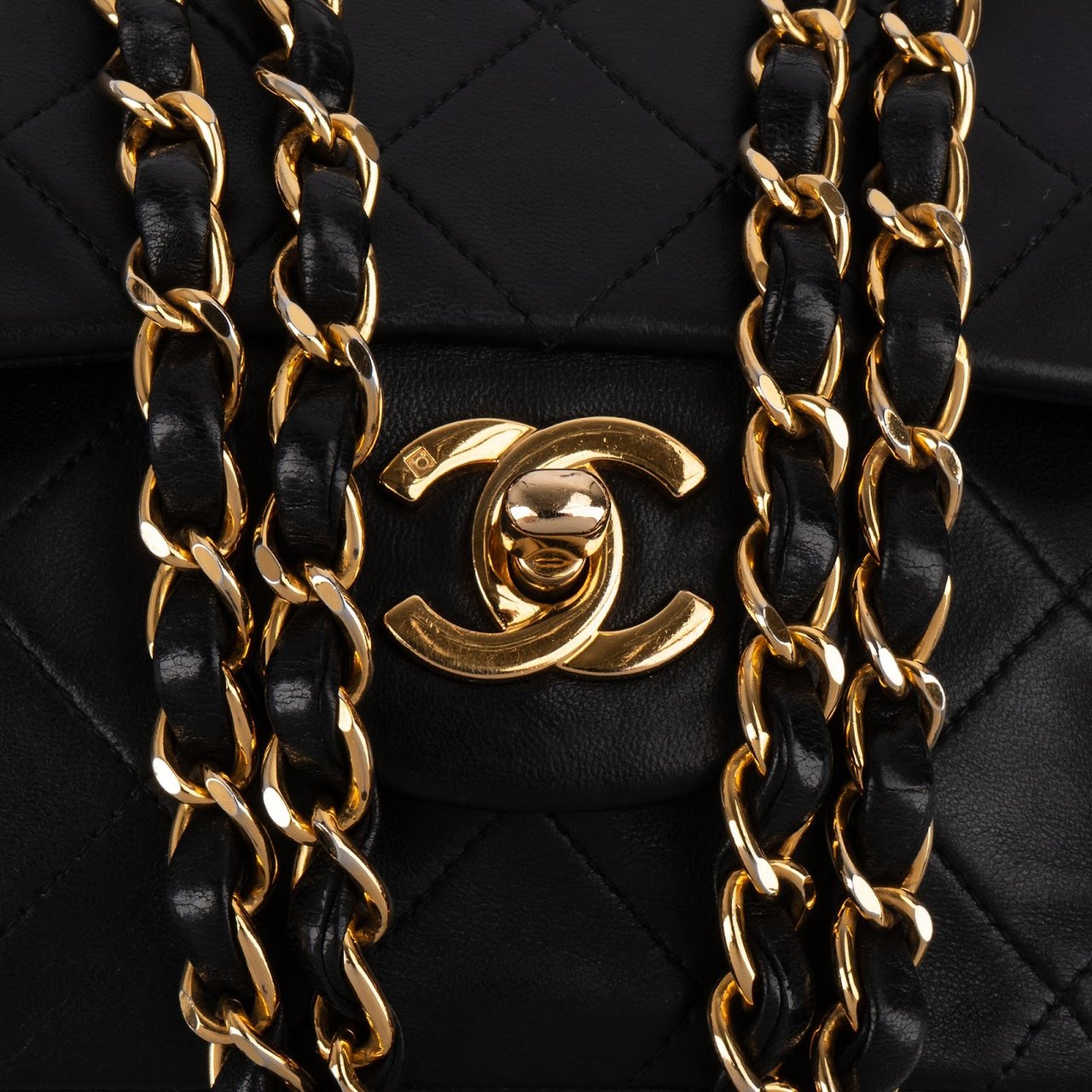 Chanel Chanel Quilted Lambskin 24K Gold Medium Double Flap Crossbody Bag Zwart