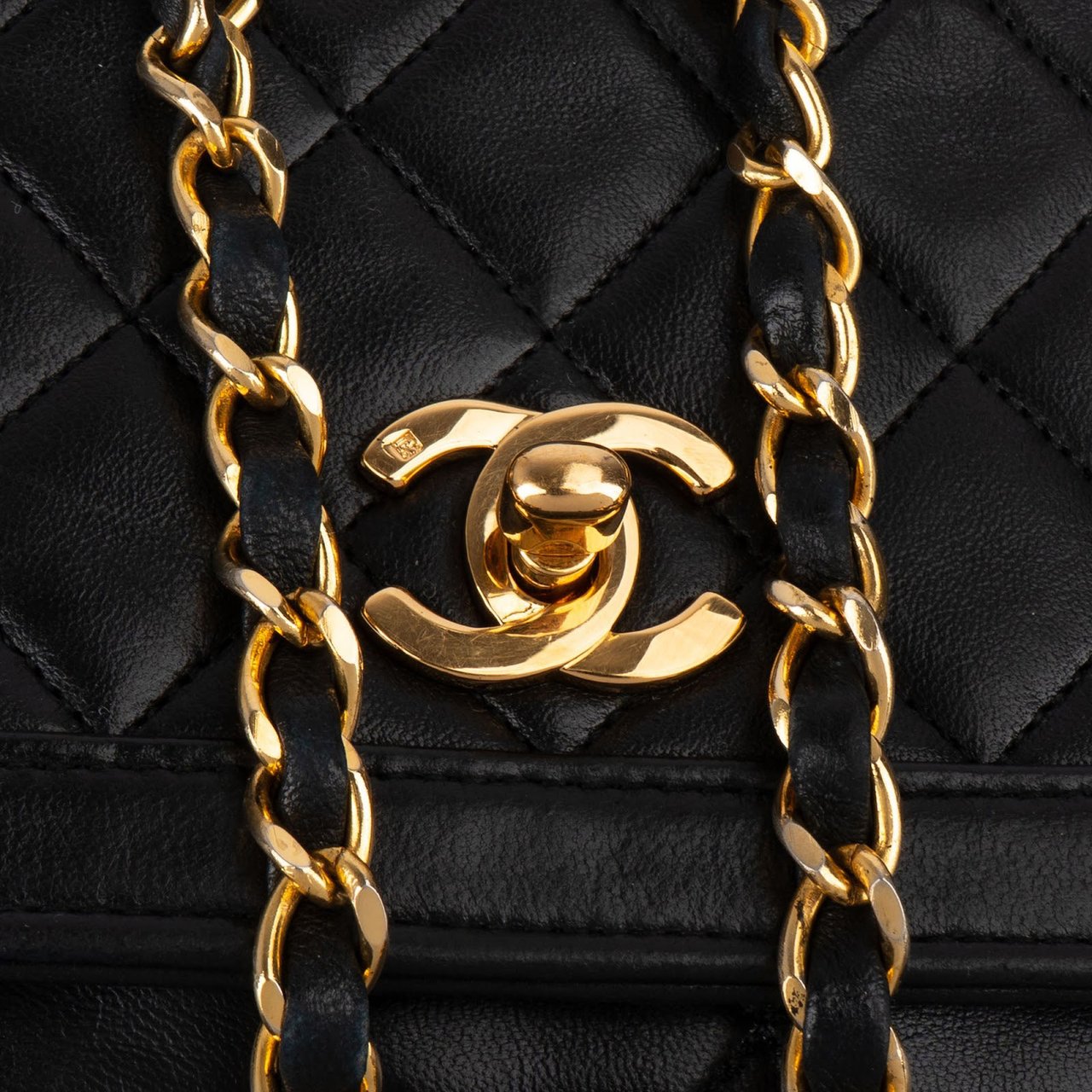 Chanel Chanel Quilted Lambskin Medium 24K Gold Single Flap Crossbody Bag Zwart