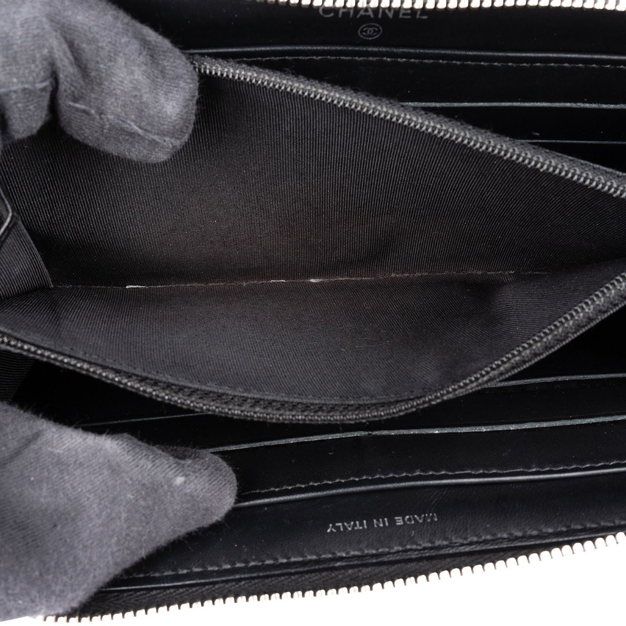 Chanel Chanel Quilted Glittered Caviar Leathe CC Wallet Zwart