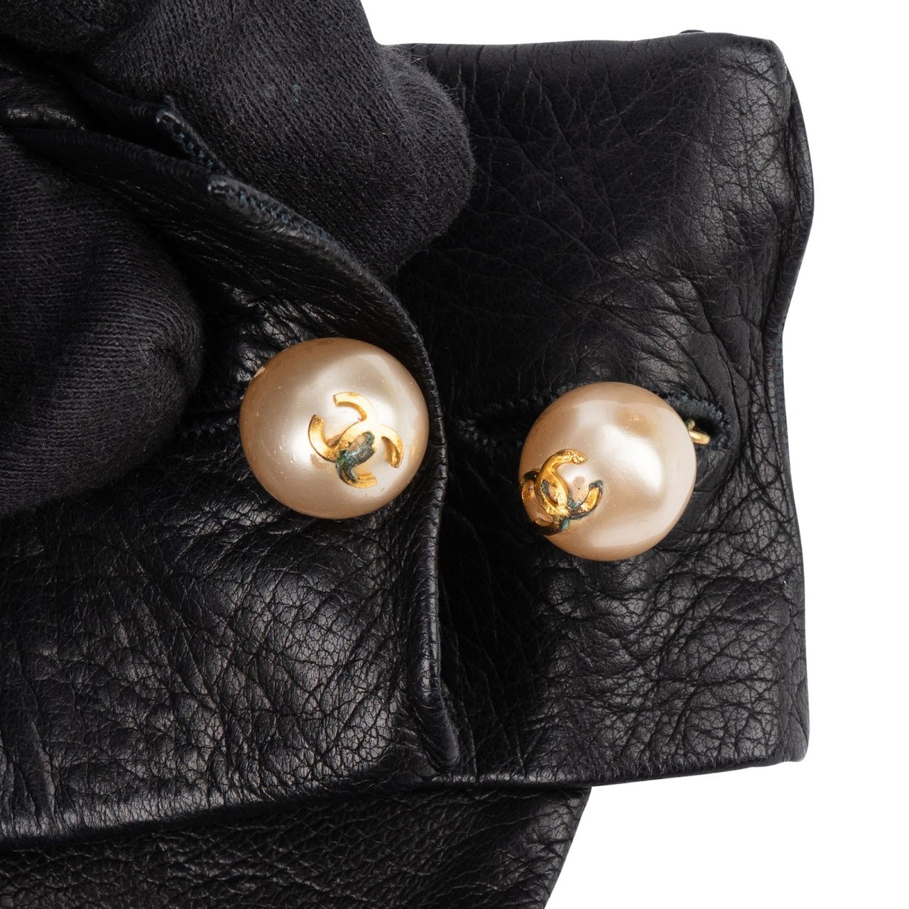 Chanel Chanel Black Leather Pearl Cuff Gloves Zwart