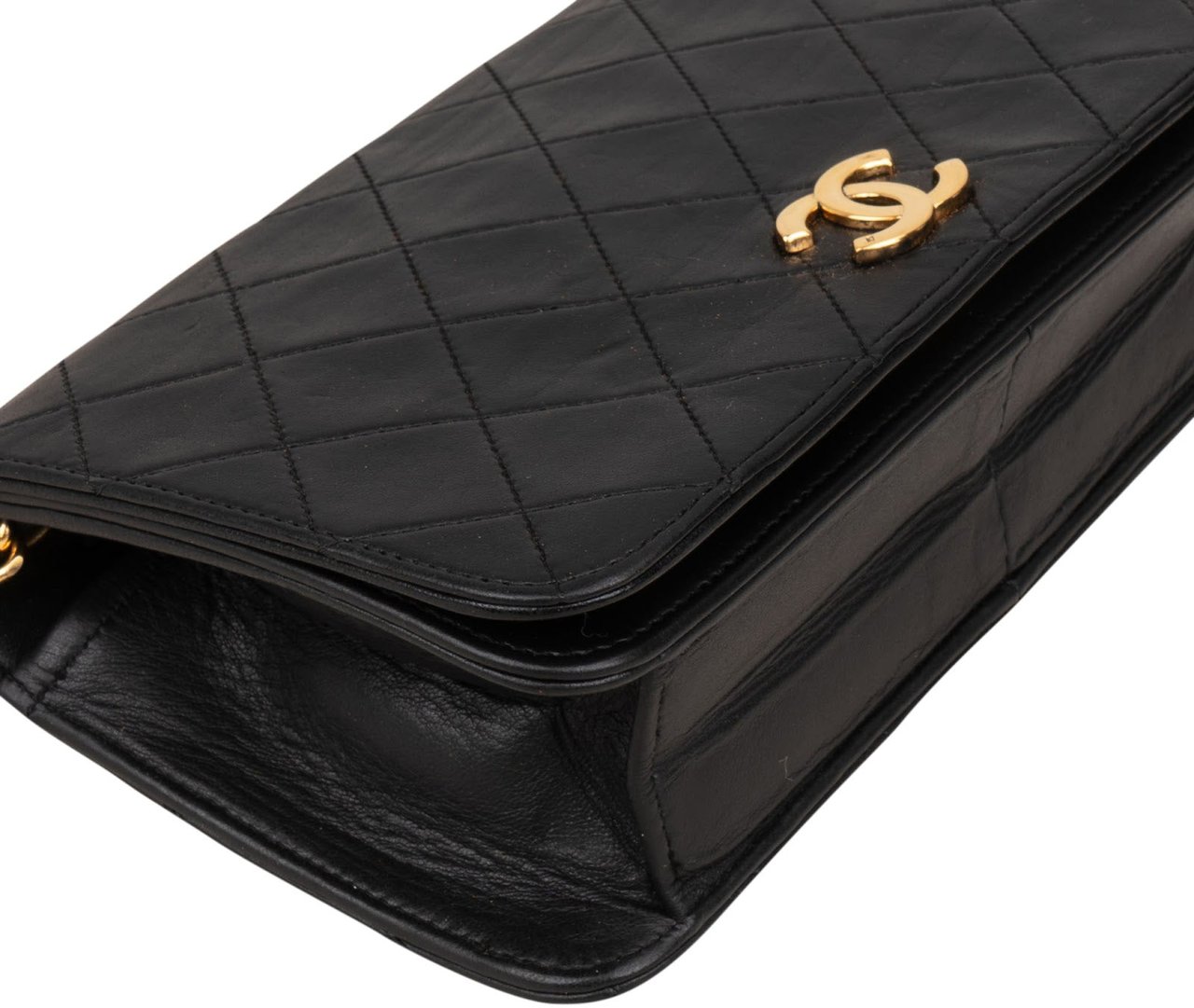 Chanel Chanel Quilted Lambskin Medium 24K Gold Single Flap Crossbody Bag Zwart