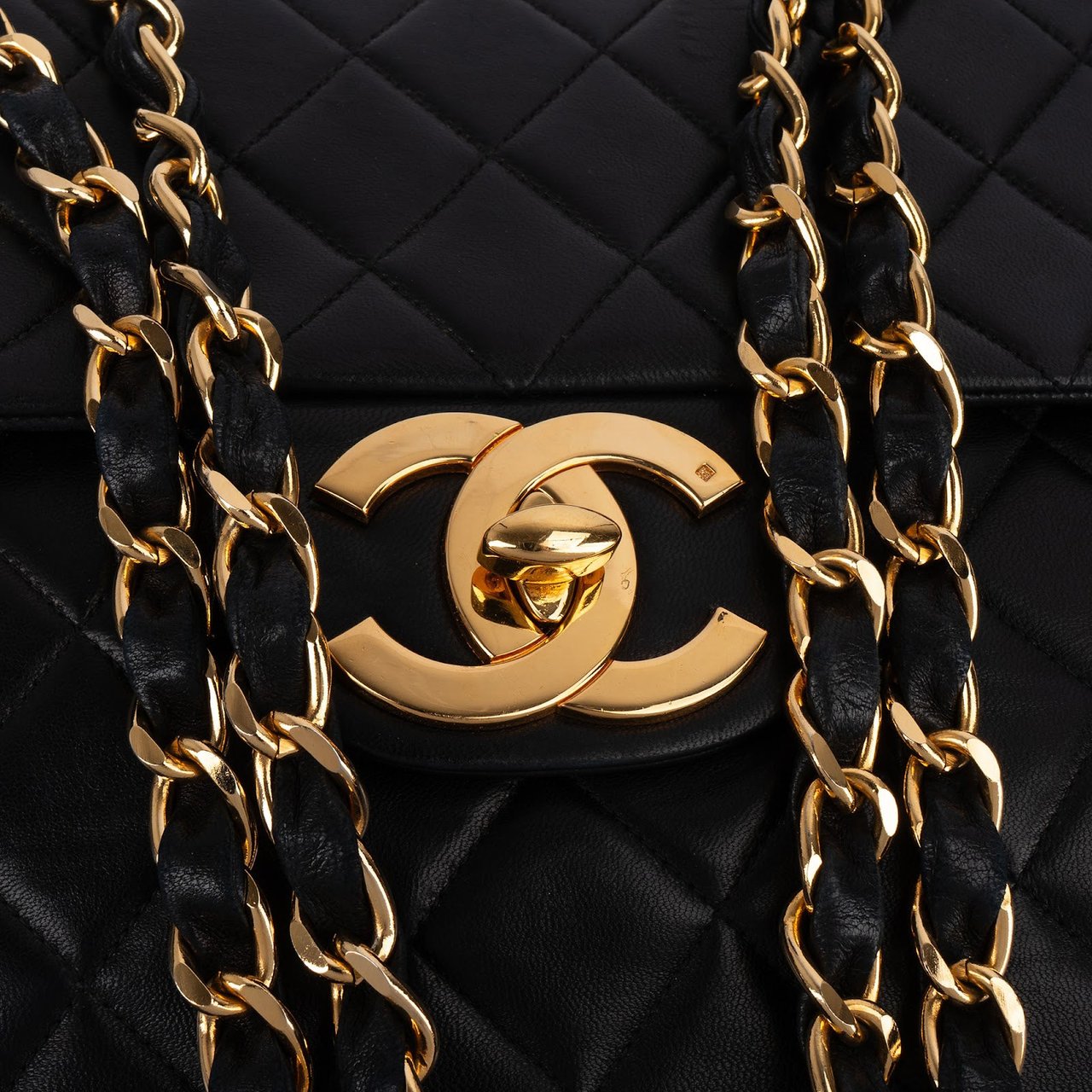 Chanel Chanel Quilted Lambskin 24K Gold Maxi Single Flap Crossbody Bag Zwart