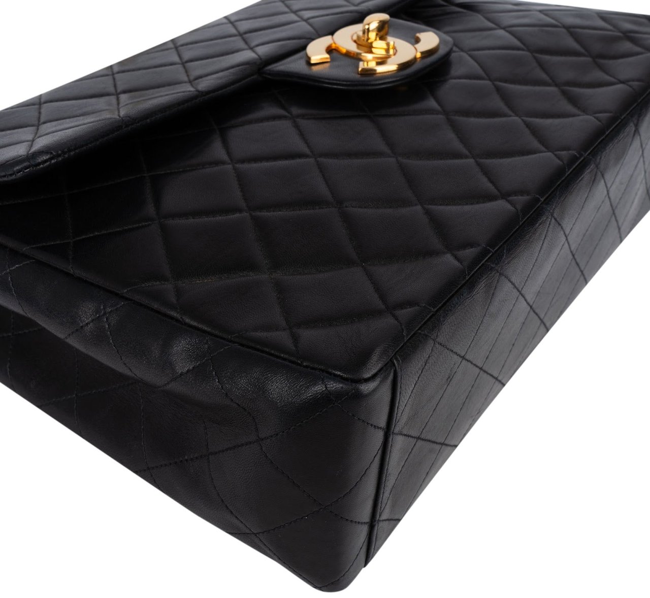 Chanel Chanel Quilted Lambskin 24K Gold Maxi Single Flap Crossbody Bag Zwart