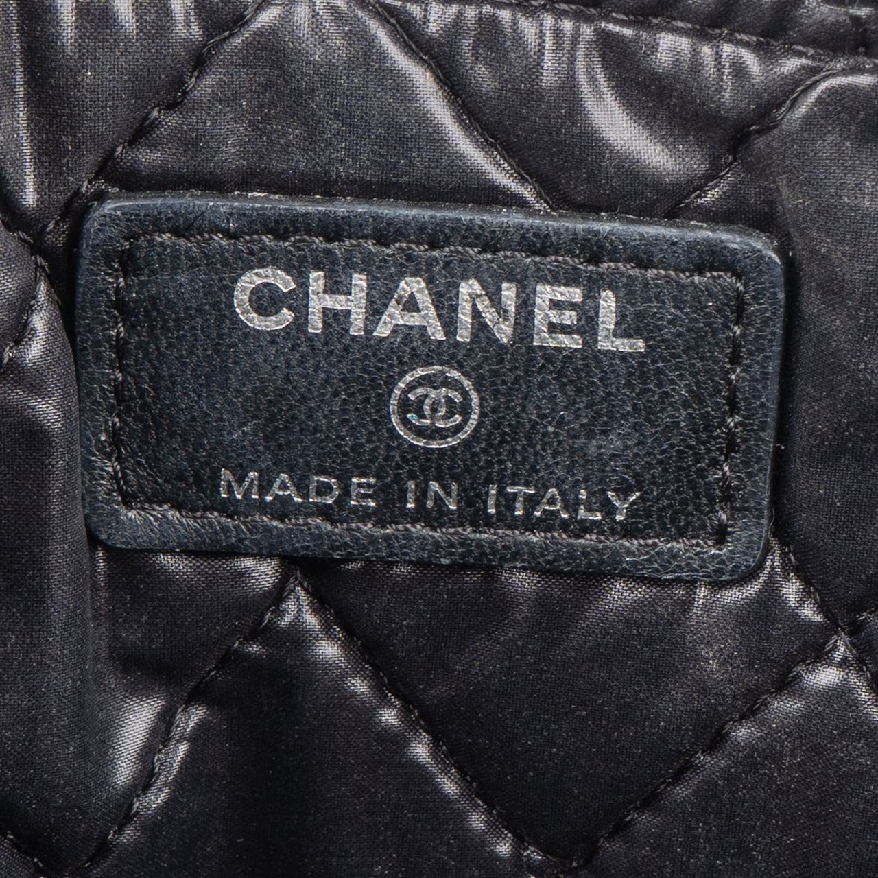 Chanel Chanel Quilted Patent Leather CC Clutch Zwart