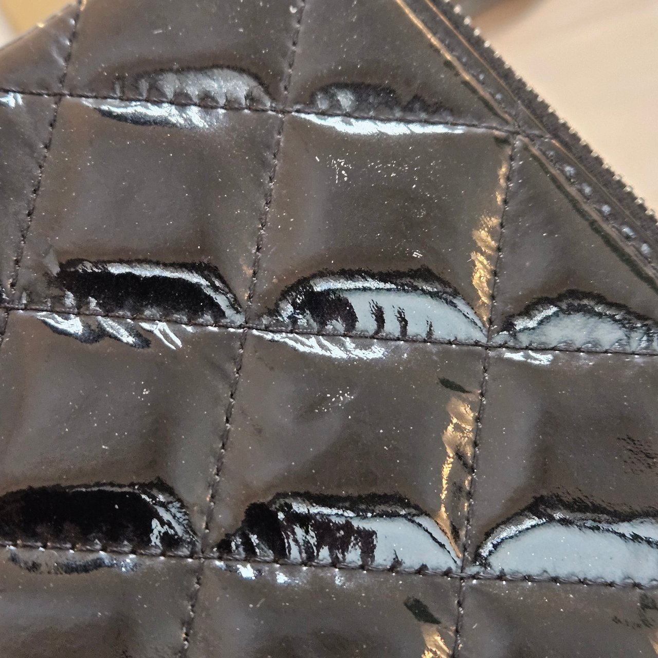 Chanel Chanel Quilted Patent Leather CC Clutch Zwart