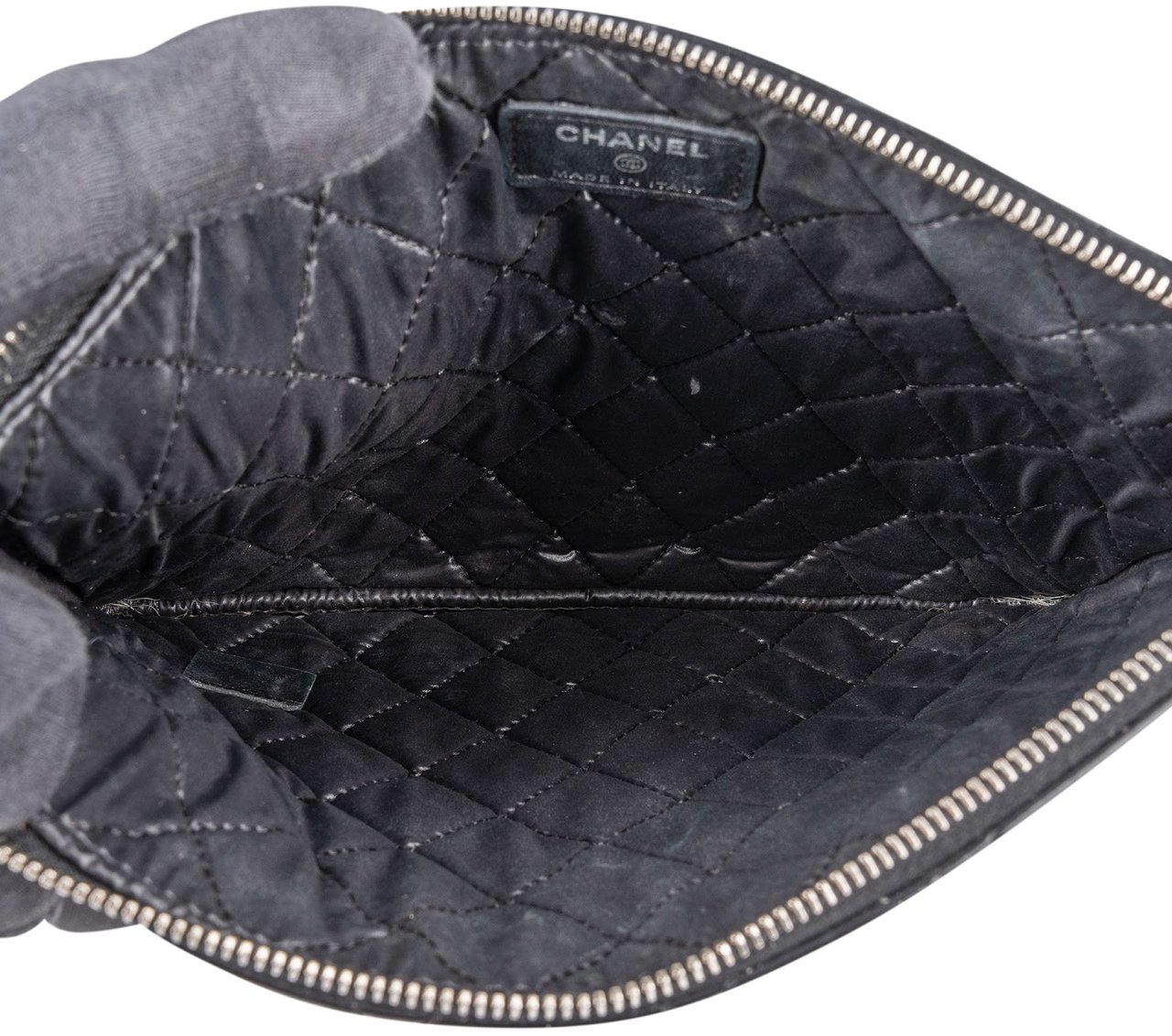 Chanel Chanel Quilted Patent Leather CC Clutch Zwart